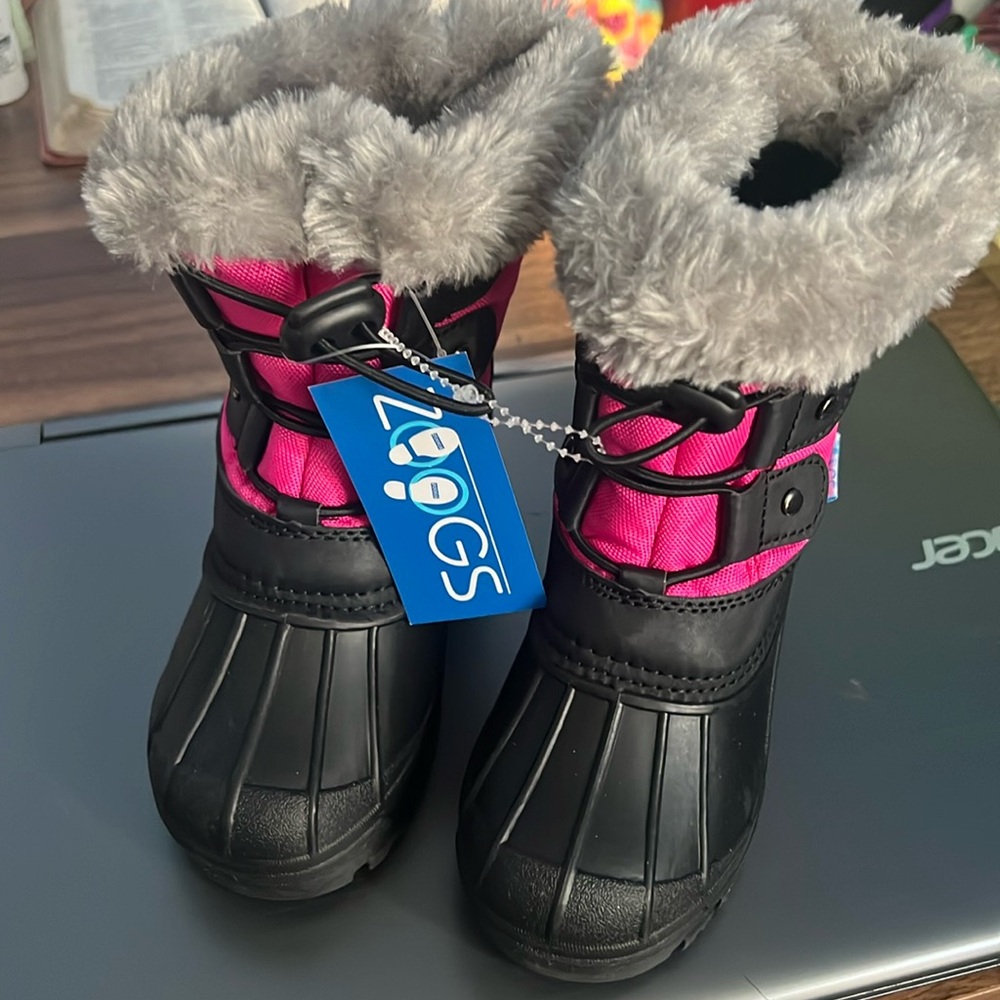 Brand new snow boots size 6 for girls